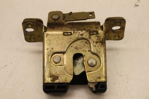 Gebruikte Slotmechaniek Achterklep Saab 900 II 2.0 i,Si 16V Prijs € 25,00 Margeregeling aangeboden door Auto Demontage Elferink B.V.