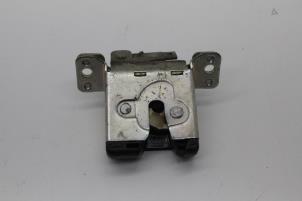 Gebruikte Slotmechaniek Achterklep Saab 900 II 2.3,S,SE,Si 16V Prijs € 25,00 Margeregeling aangeboden door Auto Demontage Elferink B.V.