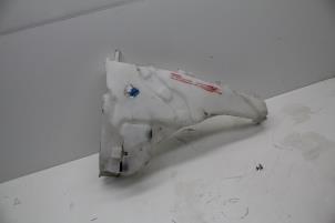 Gebruikte Ruitensproeiertank voor Volvo C30 (EK/MK) 1.6 16V Prijs € 25,00 Margeregeling aangeboden door Auto Demontage Elferink B.V.