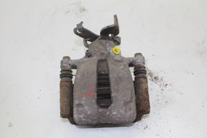 Gebruikte Remklauw (Tang) links-achter Saab 9-5 (YS3G) 2.0 TiD 16V Prijs € 75,00 Margeregeling aangeboden door Auto Demontage Elferink B.V.