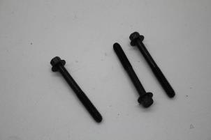 Gebruikte Bouten set Saab 9-5 (YS3E) 2.0t 16V Prijs € 25,00 Margeregeling aangeboden door Auto Demontage Elferink B.V.