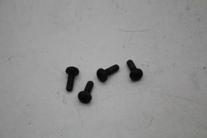 Gebruikte Bouten set Saab 9-5 Estate (YS3E) 2.3t 16V Prijs € 25,00 Margeregeling aangeboden door Auto Demontage Elferink B.V.