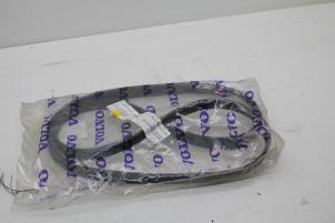 Gebruikte Multiriem Volvo S40 Prijs € 25,00 Margeregeling aangeboden door Auto Demontage Elferink B.V.