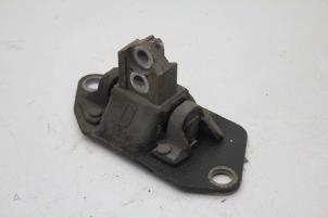 Gebruikte Motorrubber Volvo S80 (TR/TS) 2.4 SE 20V 170 Prijs € 25,00 Margeregeling aangeboden door Auto Demontage Elferink B.V.