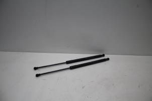 Gebruikte Kofferdekseldemper links-achter Volvo C30 (EK/MK) 1.6 D 16V Prijs € 40,00 Margeregeling aangeboden door Auto Demontage Elferink B.V.