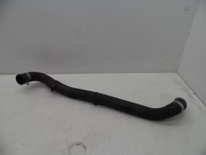 Gebruikte Radiateurslang Saab 9-3 I (YS3D) 2.2 TiD Kat. Prijs € 25,00 Margeregeling aangeboden door Auto Demontage Elferink B.V.
