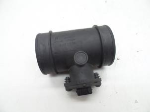 Gebruikte Luchtmassameter Saab 900 II (YS3D) 2.5 SE V6 24V Prijs € 75,00 Margeregeling aangeboden door Auto Demontage Elferink B.V.