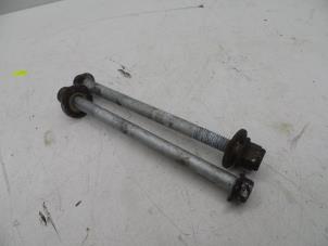 Gebruikte Bouten set Saab 9-5 (YS3E) 2.3t 16V Prijs € 25,00 Margeregeling aangeboden door Auto Demontage Elferink B.V.