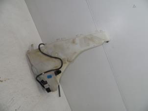 Gebruikte Ruitensproeiertank voor Volvo C70 (MC) 2.0 D 16V Prijs € 50,00 Margeregeling aangeboden door Auto Demontage Elferink B.V.