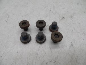 Gebruikte Bouten set Volvo XC70 (BZ) 2.4 D5 20V 215 AWD Autom. Prijs € 25,00 Margeregeling aangeboden door Auto Demontage Elferink B.V.