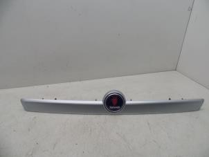 Gebruikte Handgreep Achterklep Saab 9-3 03- Prijs € 50,00 Margeregeling aangeboden door Auto Demontage Elferink B.V.