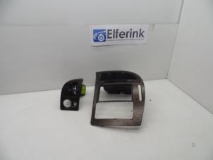 Gebruikte Middenconsoles Saab 9-7X 4.2i V6 24V AWD Prijs € 75,00 Margeregeling aangeboden door Auto Demontage Elferink B.V.