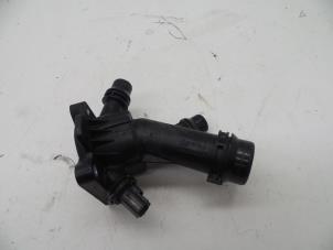 Gebruikte Thermostaathuis Volvo XC70 (BZ) 2.4 D5 20V 215 AWD Autom. Prijs € 50,00 Margeregeling aangeboden door Auto Demontage Elferink B.V.