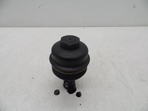 Gebruikte Oliefilter deksel Volvo V70 (SW) 2.4 D5 20V Prijs € 25,00 Margeregeling aangeboden door Auto Demontage Elferink B.V.