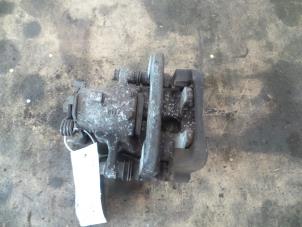 Gebruikte Remklauw (Tang) links-achter Saab 9-5 (YS3G) 2.0 TiD 16V Prijs € 50,00 Margeregeling aangeboden door Auto Demontage Elferink B.V.