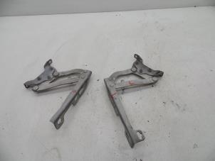 Gebruikte Motorkap Scharnier Opel Corsa D 1.3 CDTi 16V ecoFLEX Prijs € 40,00 Margeregeling aangeboden door Auto Demontage Elferink B.V.