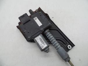 Gebruikte Handrem motor Opel Insignia 2.0 CDTI 16V 130 Ecotec Prijs € 150,00 Margeregeling aangeboden door Auto Demontage Elferink B.V.