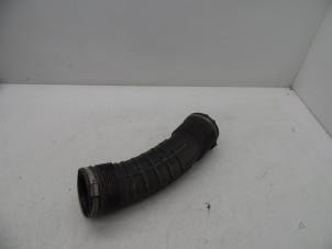 Gebruikte Luchtinlaat slang Volvo S80 (AR/AS) 2.4 D5 20V 180 Prijs € 25,00 Margeregeling aangeboden door Auto Demontage Elferink B.V.