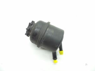 Gebruikte Servo Oliereservoir Saab 9-3 I (YS3D) 2.0t 16V Prijs € 25,00 Margeregeling aangeboden door Auto Demontage Elferink B.V.