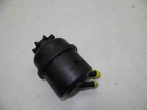 Gebruikte Servo Oliereservoir Saab 900 II (YS3D) 2.3 S,SE 16V Prijs € 25,00 Margeregeling aangeboden door Auto Demontage Elferink B.V.