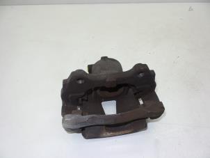 Gebruikte Remklauw (Tang) links-voor Opel Corsa D 1.2 16V Prijs € 40,00 Margeregeling aangeboden door Auto Demontage Elferink B.V.