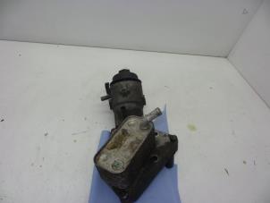 Gebruikte Oliefilterhouder Saab 9-3 II Sport Sedan (YS3F) 1.9 TiD Prijs € 75,00 Margeregeling aangeboden door Auto Demontage Elferink B.V.