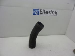 Gebruikte Luchtinlaat slang Volvo XC60 I (DZ) 2.4 D5 20V AWD Prijs € 25,00 Margeregeling aangeboden door Auto Demontage Elferink B.V.