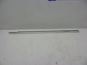 Gebruikte Raamlikker Saab 9-5 (YS3G) 2.0 TiD 16V Prijs € 25,00 Margeregeling aangeboden door Auto Demontage Elferink B.V.