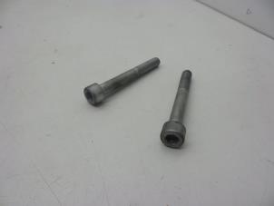 Gebruikte Bouten set Saab 9-3 I (YS3D) 2.0t 16V Ecopower Prijs € 25,00 Margeregeling aangeboden door Auto Demontage Elferink B.V.