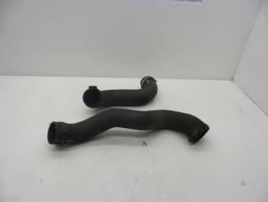 Gebruikte Intercooler Slang Saab 9-3 I (YS3D) 2.0t 16V Ecopower Prijs € 50,00 Margeregeling aangeboden door Auto Demontage Elferink B.V.