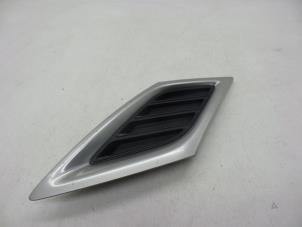 Gebruikte Grille Saab 9-3 II Sport Sedan (YS3F) 1.9 TiD 16V Prijs € 50,00 Margeregeling aangeboden door Auto Demontage Elferink B.V.