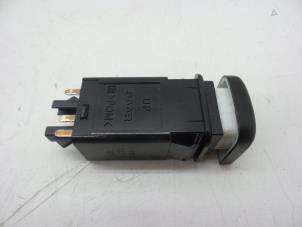 Gebruikte Schakelaar ESP Saab 9-5 (YS3E) 1.9 TiD 16V Prijs € 25,00 Margeregeling aangeboden door Auto Demontage Elferink B.V.