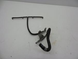 Gebruikte Brandstofleiding Saab 9-5 (YS3G) 2.0 TiD 16V Prijs € 50,00 Margeregeling aangeboden door Auto Demontage Elferink B.V.