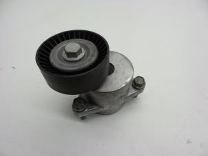 Gebruikte Spanrol Multiriem Saab 9-5 (YS3G) 2.0 TiD 16V Prijs € 50,00 Margeregeling aangeboden door Auto Demontage Elferink B.V.