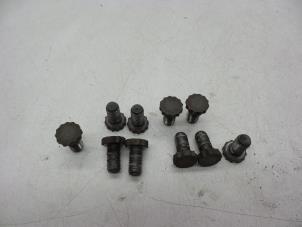 Gebruikte Bouten set Volvo XC90 I 2.4 D5 20V Prijs € 25,00 Margeregeling aangeboden door Auto Demontage Elferink B.V.