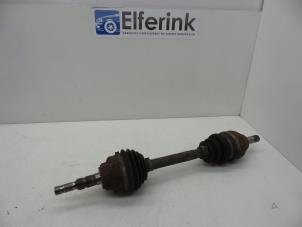 Gebruikte Aandrijfas links-voor Opel Astra G (F08/48) 1.8 16V Prijs € 40,00 Margeregeling aangeboden door Auto Demontage Elferink B.V.