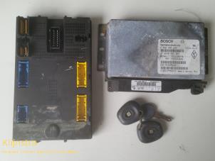 Gebruikte Computer Motormanagement Renault Espace (JE) 3.0i V6 24V Kat. Prijs € 100,00 Margeregeling aangeboden door Fa. Klijnstra & Zn. VOF