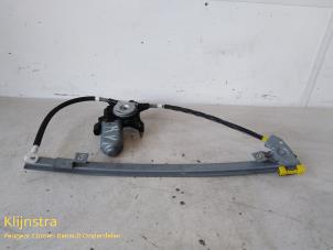 Gebruikte Ruitmechaniek 4Deurs rechts-voor Renault Megane Classic (LA) 1.6i RN,RT,Alizé Prijs op aanvraag aangeboden door Fa. Klijnstra & Zn. VOF