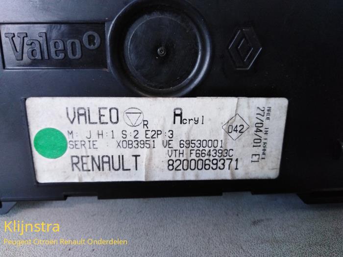 Kachel Bedieningspaneel van een Renault Clio II (BB/CB) 1.4 16V 2001