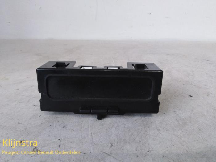 Gebruikte Display Interieur Renault Clio II (BB/CB) 1.2 16V Prijs op aanvraag aangeboden door Fa. Klijnstra & Zn. VOF