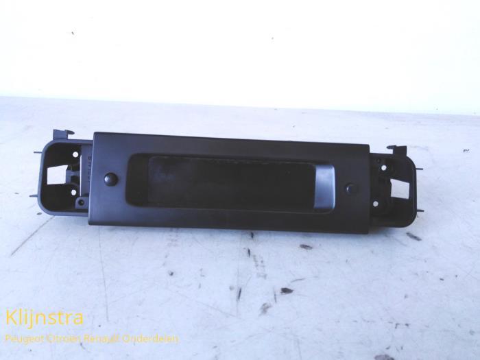 Gebruikte Display Interieur Peugeot 406 Break (8E/F) 1.8 16V Prijs op aanvraag aangeboden door Fa. Klijnstra & Zn. VOF
