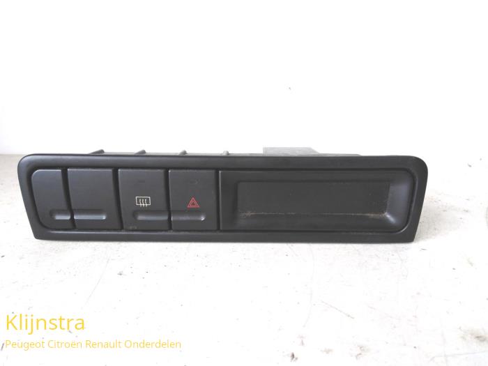 Gebruikte Display Interieur Peugeot 406 Coupé (8C) 2.9 V6 24V Prijs € 65,00 Margeregeling aangeboden door Fa. Klijnstra & Zn. VOF