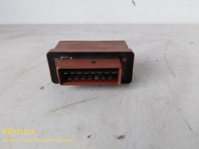 Brandstofpomp relais van een Peugeot 306 (7A/C/S) 1.4 XN,XR,XA,XRA Kat. 1995