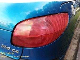Gebruikte Achterlicht rechts Peugeot 206 CC (2D) 2.0 16V Prijs € 35,00 Margeregeling aangeboden door Fa. Klijnstra & Zn. VOF