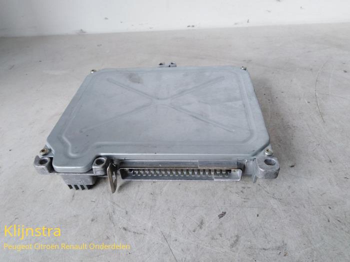 Computer Motormanagement van een Renault Clio (B/C57/357/557/577) 1.2 RL,RN Kat. 1995