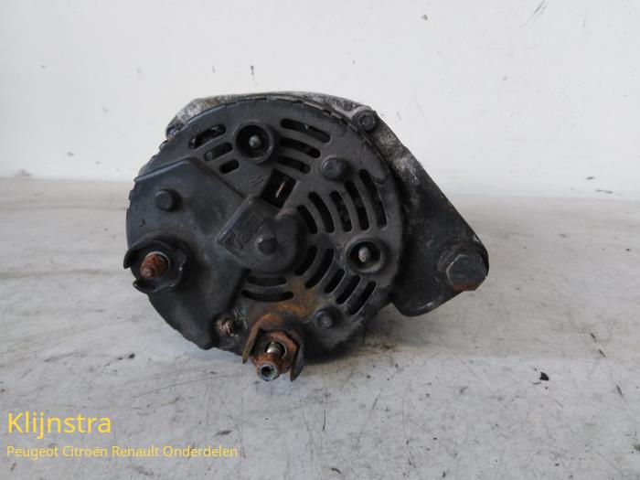 Dynamo van een Renault Megane Coupé (DA) 2.0i 1999