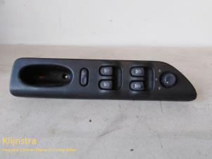 Gebruikte Schakelaar Elektrisch Raam Renault Espace (JE) 2.2 dCi 130 16V Prijs op aanvraag aangeboden door Fa. Klijnstra & Zn. VOF