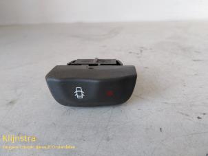 Gebruikte Schakelaar Centr. Deurvergrendeling Renault Megane Scenic Prijs op aanvraag aangeboden door Fa. Klijnstra & Zn. VOF