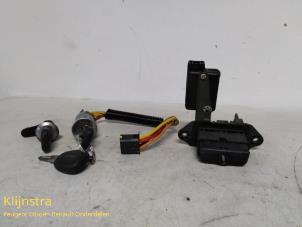 Gebruikte Slotenset Renault Megane (BA) 1.4i RL,RN Prijs € 75,00 Margeregeling aangeboden door Fa. Klijnstra & Zn. VOF