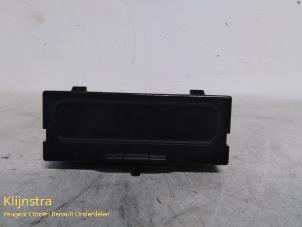 Gebruikte Display Interieur Renault Clio II (BB/CB) 2.0 16V Sport Prijs op aanvraag aangeboden door Fa. Klijnstra & Zn. VOF